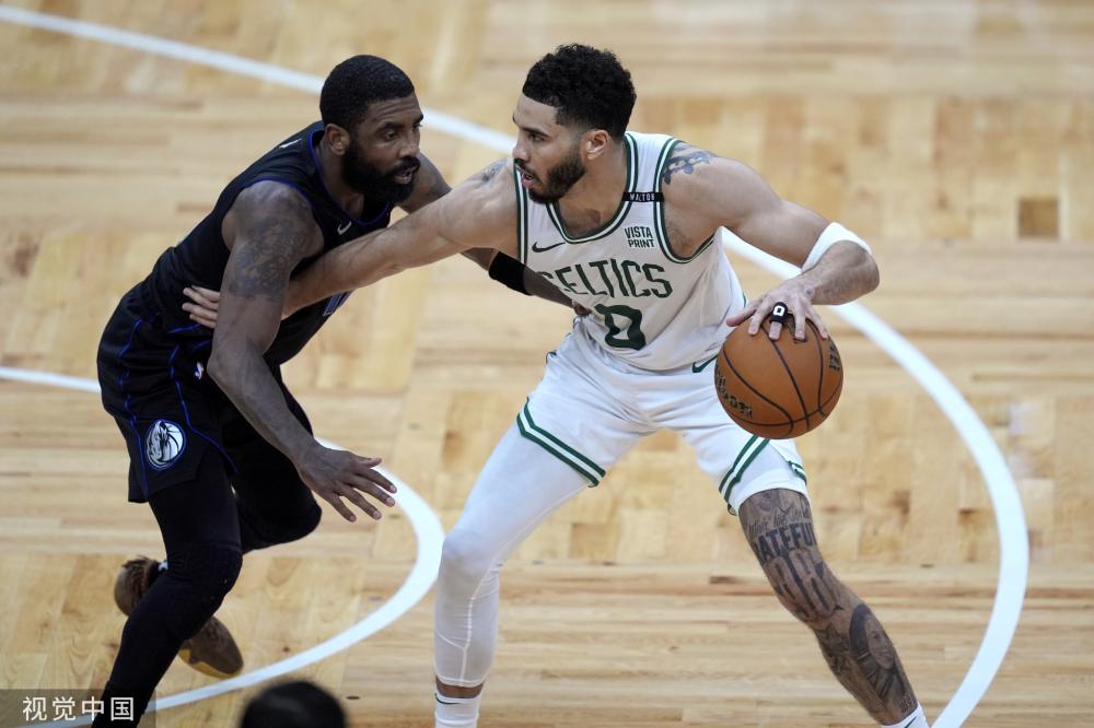 球迷在机场出口沿街追逐詹姆斯所乘车辆 部分冲击者被保安阻拦